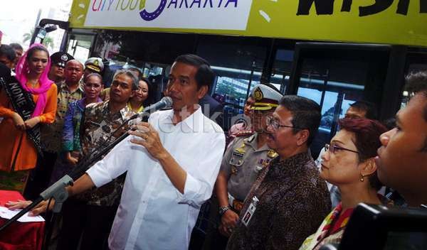 Kunjungi Sekolah Tanya Soal KJP, Jokowi: Nggak untuk Beli Pulsa Kan?