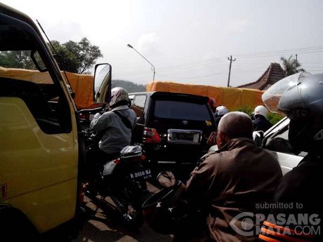 Kereta Mogok di Perlintasan Prupuk Tegal, Lalin Macet Parah