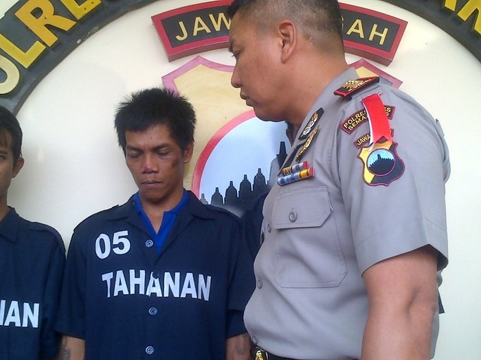 Sadis! Pria Ini Tagih Utang dengan Tancapkan Pedang ke Kaki Korban