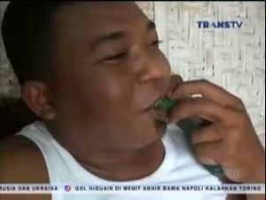 Pria Pemakan Obat Nyamuk Bakar