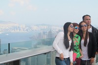 Sky Terrace 428 menjadi tempat favorit turis untuk foto-foto narsis. Mereka bergaya dengan latar panorama Hong Kong dari ketinggian (Afif/detikTravel)