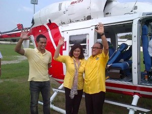 Ical Pulang Pergi Kampanye di Ciracas Naik Helikopter