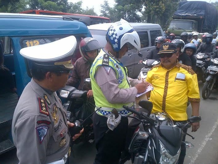 Priit! Tak Pakai Helm Belasan Simpatisan Golkar Kena Tilang