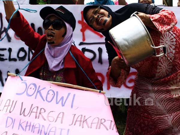 Ibu-ibu Bawa Panci Demo Jokowi Jadi Capres 