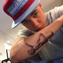 Justin Bieber Pasang Tato Kontroversial