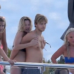 Berbikini, Kate Moss Mesra dengan Pria Misterius