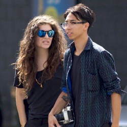 Lorde Bantah Tunangan dengan James Lowe