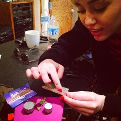 Duh, Miley Cyrus Rekam Lagu Sambil Isap Ganja!
