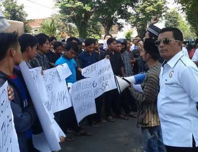 Pelantikan Ketua DPRD Tak Datang, PN Bondowoso Didemo