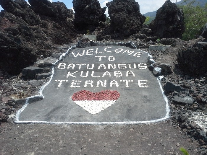 Melihat Batu Hangus dari Letusan Gunung Gamalama Abad ke-18