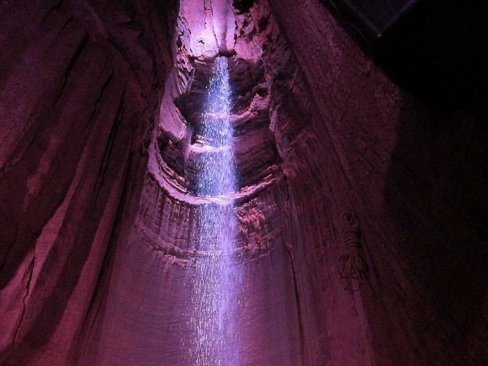 Unik! AS Punya Air Terjun Warna-warni di Bawah Tanah