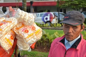 Penjual Krupuk Tunanetra yang Mengharap Pemimpin dengan Mata Hati Terbuka