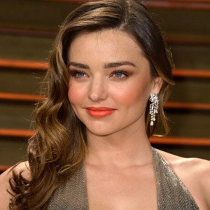 Miranda Kerr Kecilkan Payudaranya?