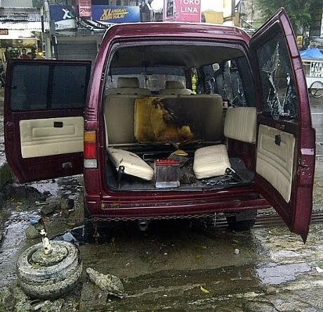 Sebuah Carry Merah Terbakar Depan Kampus Unikom