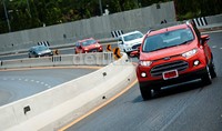 Melihat tampangnya, mobil ini benar-benar sangat Ford! Lihat saja desain lampu yang menyipit dengan grille yang berbentuk trapezoid. Sudah menjadi desain Ford yang modern.