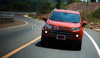 Untuk menyalakan EcoSport varian Titanium ini, cukup mudah. Anda tinggal menginjak rem kemudian tekan tombol start stop di dashboard di balik setir. Mobil pun langsung menyala.     