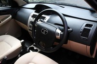 Desain dashboard model bertingkat dikombinasikan warna hitam dan krem. Untuk instrument cluster tetap berada di tengah dashboard. Konsep tersebut mengingatkan kita pada salah satu hatchback asal Jepang yang belakangan sudah merevisinya ke depan pengemudi. (Istimewa/dok Tata).