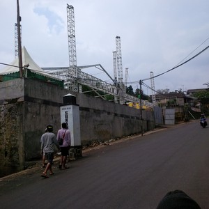 Demi Pernikahan Putrinya, Sekretaris MA Tambal Jalan Rusak di Megamendung