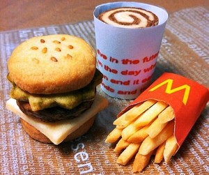 Burger dan Kentang Goreng Ini Terbuat dari Biskuit