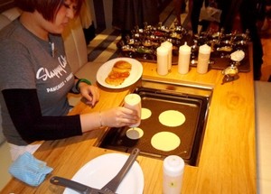 Wah, Asyiknya Bisa Bikin Pancake Sendiri di Restoran Ini!