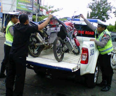 Polisi Tilang Ratusan Motor Pendukung Parpol di Jember
