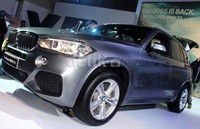 Ciri khas BMW twin circular headlight dengan cincin cahaya mendatar di bagian bawah dan sedikit melampaui lampu aksen LED memberikan aksen tegas. Sisipan krom yang lebar dan desain lampu 3 dimensi yang terdepan menambahkan kecanggihan All-New BMW X5.