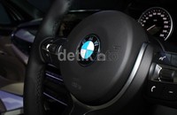 Kemudi X5 dengan logo BMW.