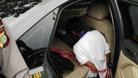 Anggota Polisi dan Kopassus Bubarkan Tawuran Pelajar di Pasar Rebo