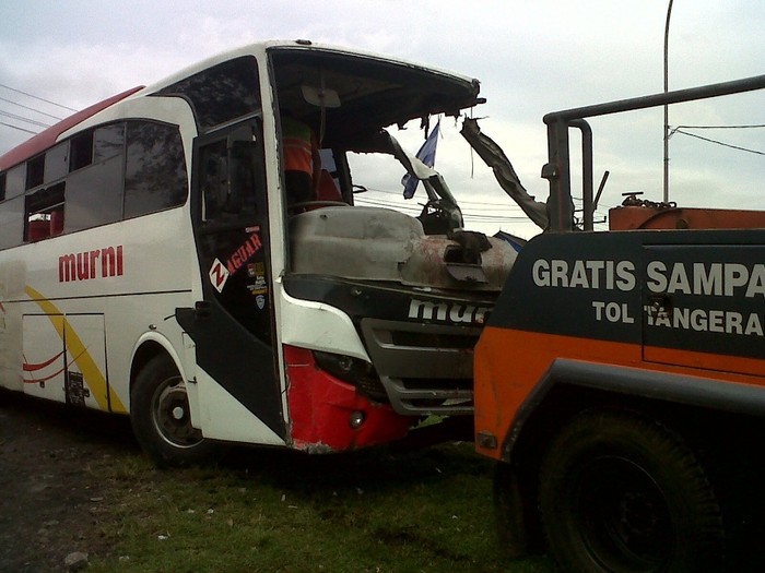 Gara-gara Rebutan Penumpang, Bus Tabrak Truk di Tol Merak