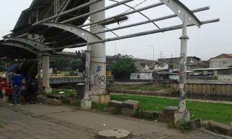 Halte Bus di Rawa Buaya Rusak, Kini Beratap Langit