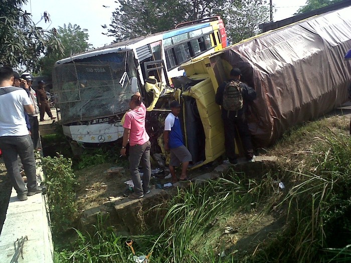 23 Orang Terluka dalam Tabrakan Bus Vs Truk di Binjai Sumut