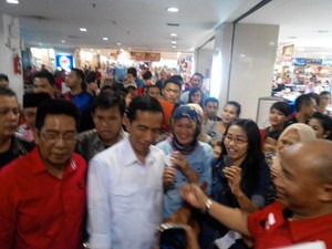 Mendadak Masuk Mal di Lampung, Jokowi Langsung Dikerubungi Puluhan Warga
