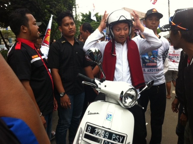 Datang Kampanye Naik Vespa, Keponakan Prabowo Dipuji Ganteng