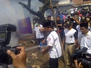 Kampanye di Cilandak Barat, Hidayat Mengasapi Kampung