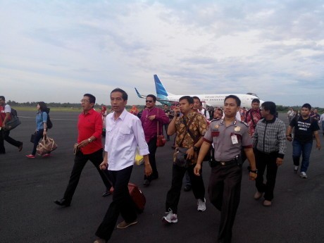 Turun dari Pesawat di Lampung, Jokowi Pilih Jalan Kaki ke Terminal Kedatangan