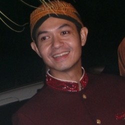 Pakai Baju Adat Jawa di Malam Midodareni, Dude Serasa Seperti Jokowi