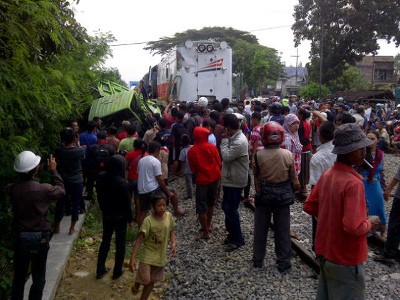 Sebuah Dump Truk Ringsek Tertabrak Kereta dan Terseret 100 Meter