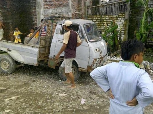 Tertabrak Kereta, Pikap Terbelah Jadi Dua