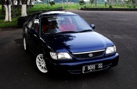 Pria yang punya hobi ikut balap lurus (Drag Races) dan penggila velg berlabel Enkei ini merombak penampilan Toyota Soluna miliknya supaya lebih percaya diri pada saat ikut di ajang lintasan balap lurus. (Pool/dok Rizky Basworo).