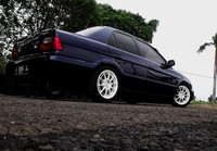 Kaki-kakinya Velg ENKEI Spyder NT-03 Japan diameter 15x7 inch, Ban TOYO T1R (Race), Velg ENKEI SPORT Japan RCG-II Japan diameter 14x6 inch, Ban FORCEUM D900 (daily used). (Pool/dok Rizky Basworo).