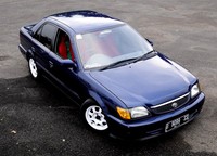 Dengan ubahan mesin yang minimalis, Toyota Soluna berkelir Biru Dongker ini sanggup merekorkan waktu terbaiknya 16.928 detik dengan jarak tempuh 0-402 meter pada gelaran D2 Dragrace Sentul seri III - 20 Oktober 2013 lalu. (Pool/dok Rizky Basworo).