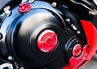 Timing inspection cap berwarna merah mempercantik mesin 750 cc 4 stroke, 4 cylinder, liquid cooled, DOHC yang mengirimkan tenaganya melalui transmisi 6-speed with slipper clutch. (Istimewa/dok topspeed).