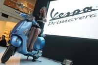 Primavera yang baru ini mengadopsi sebagian dari gaya dan fitur teknis dari motor termahal Vespa, 946. Motor ini mewarisi eksklusivitas, keanggunan 946 serta mempertahankan semangat aslinya.