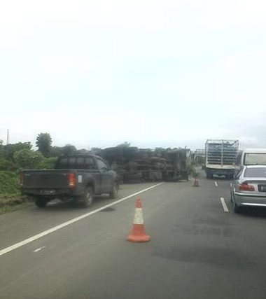 2 Truk Terbalik di Tol Cikampek