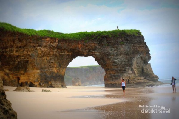 Ada Batu Karang Bolong Pantai Bwanna Di Sumba Seindah Nirwana