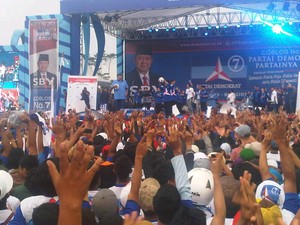 Berbaret Biru, SBY Bernyanyi Rumah Kita