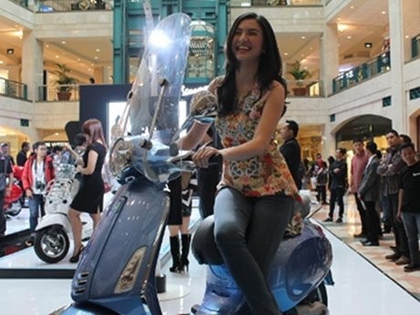 Dibonceng Pakai Motor Ini, Raline Shah Berasa di Italia dan Paris