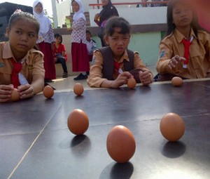 Ajaib! Telur Bisa Berdiri Saat Kulminasi Matahari di Pontianak
