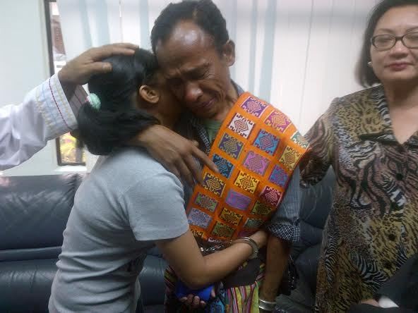 Tangis Wilfrida Pecah Kala Bertemu Pamannya Usai Persidangan Tangis Wilfrida Pecah Kala Bertemu Pamannya Usai Persidangan