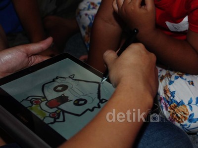 Anak-anak Belajar Menggambar dengan Tablet